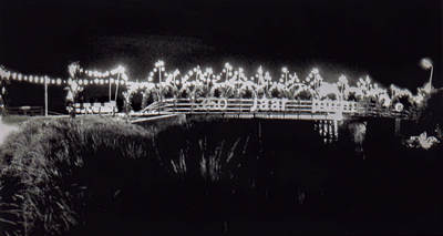 OVI-00001862 verlichting van de versierde Hofbrug bij Purmerfeesten 350 jr
