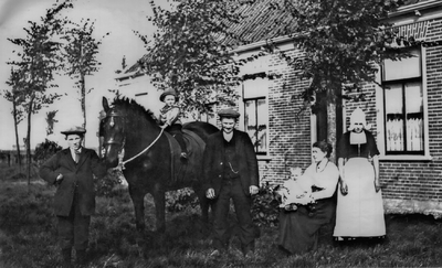 OVI-00001887 Gerrit Kramer en familie voor de boerderij Jaagweg
