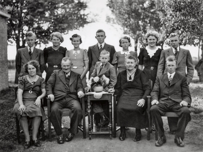 OVI-00001890 fam G.Kramer op familieportret in de tuin van de boerderij