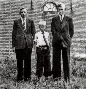 OVI-00001891 drie zoons van G.Kramer naast de boerderij Jaagweg
