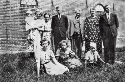 OVI-00001892 groep van de familie G.Kramer naast de boerderij Jaagweg.