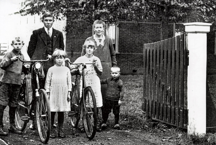 OVI-00001893 groepje van fam G.Kramer op de toegang naar de boerderij Jaagweg