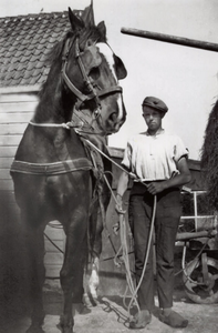 OVI-00001896 Jb Kramer met paard en driewiel kar