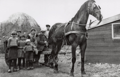 OVI-00001897 Gerrit Kramer met kinderen bij de driewiel kar met paard