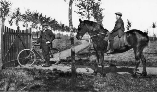 OVI-00001898 Gerrit Kramer met fiets en de knecht op het paard bij het hek naar de boerderij, Jaagweg