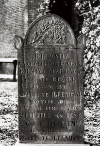 OVI-00001901 grafsteen van echtpaar Van Oest-Sparringa. Bert van Oest was 40 jaar veldwachter van Ilpendam.