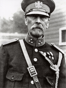 OVI-00001966 portret van veldwachter A.van Oest in uniform. Hij was 40 jaar in Ilpendam in dienst