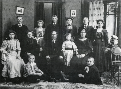 OVI-00001974 familieportret in de studio van de fam Oudejans