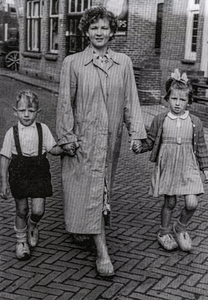 OVI-00001982 mw de Boer met de twee kinderen in de dorpsstraat ter hoogte nr 45
