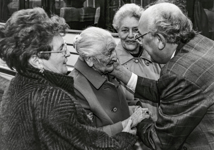 OVI-00001983 Ilpenhof. directeur v.d.Zwan begroet mw Geerlings bij thuiskomst na de evacuatie. Bij hevige storm was het ...