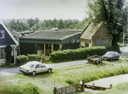 OVI-00002004 het slopen van de laatste schuren die bij de molen hoorden. Molenpad 2. gezien vanaf nieuwbouwwoning aan ...