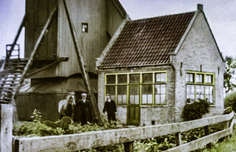 OVI-00002056 Molen van Mobron met bijgebouw op Molenpad 2