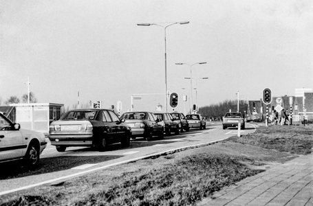 OVI-00002116 auto's voor stoplichten op de Jaagweg bij de pont