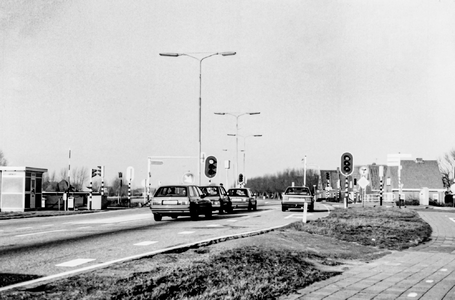 OVI-00002117 Jaagweg met stoplichten bij de pont en deel pontwachtershuisje