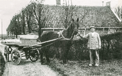 OVI-00002140 Molenaar de Lange met paard en wagen bij Molenpad nr 1. De molen is niet te zien, dan zou het dus na 1937 zijn