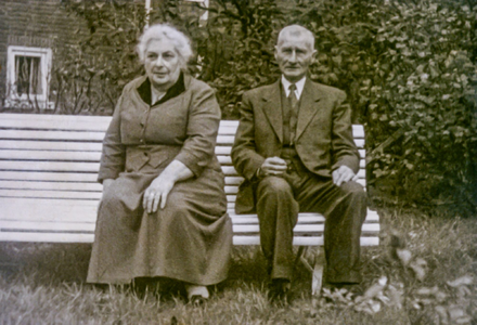 OVI-00002151 portret hr en mw K.Dekker op bankje in de tuin