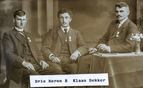 OVI-00002152 drie heren Dekker; Rechts Klaas?