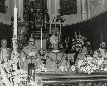 ÒVI-00002160 feest in de RKkerk met bisschop Zwartkruis tijdens plechtige mis. 100 jaar kerkgebouw van Sebastianus ...