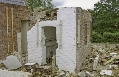 OVI-00002174 sloop van woning de Noord 41. De restanten van de oven uit de vroeger bakkerij nog overeind