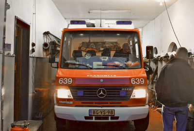 OVI-00002201 brandweer laatste keer in oude garage; beter zicht op materialen