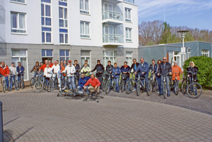 OVI-00002204 fietstocht van de brandweerploeg en familie