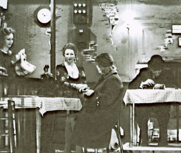 OVI-00002224 laatste uitvoering toneelver IOS in cafe Laponder met madame Tic Tac.