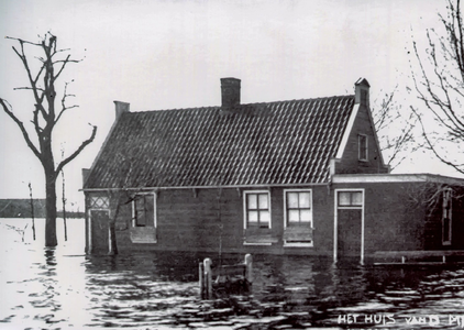 OVI-00002253 Monn rijweg 30 in het water. Grote watersnood 1916