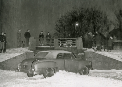 OVI-00002260 auto van de weg gegleden en op het ijs blijven staan bij de brug Achtersloot/kanaal. strenge winter