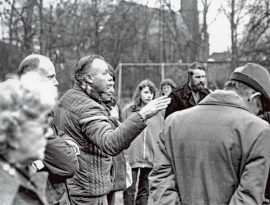 OVI-00002266 demonstratie tegen plan bomenrooien in het park. wethouder M.Swart spreekt