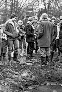 OVI-00002272 demonstratie tegen plan bomenrooien in het park. Gem Tuinman S.Visser geeft uitleg