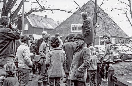 OVI-00002273 demonstratie tegen plan bomenrooien in het park. Verzamelen voor de ingang park