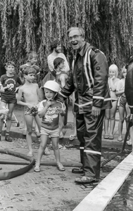 OVI-00002289 Vakantieopvang van Buurt en clubhuiswerk. Demonstratie brandweer, waterfeest kinderen