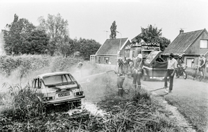 OVI-00002292 brandweer in actie. brandende auto langs monn.rijweg