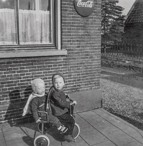 OVI-00002340 kinderen van cafehouder op fietsje voor de deur van cafe de Beurs