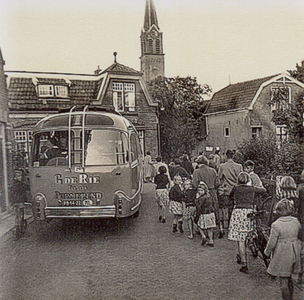 OVI-00002341 aankomst bus (van Go de Rie) met bejaarden van dagtocht. In optocht het dorp in.