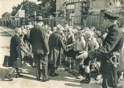 OVI-00002374 groep kinderen uit Wageningen welkom geheten door burgem. en schoolkinderen. Zij komen een tijd in ...