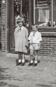 OVI-00002379 zus en broer van Loenen voor de groentewinkel van hun vader, de Noord 13