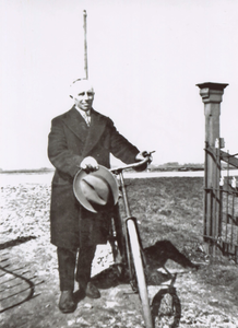 OVI-00002395 hr G.Spil met fiets bij ingang van zijn erf. Hofweg14