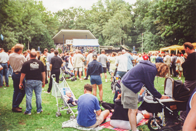 OVI-00002502 Parkpop festival. overzicht over het veld voor de muziekpodia