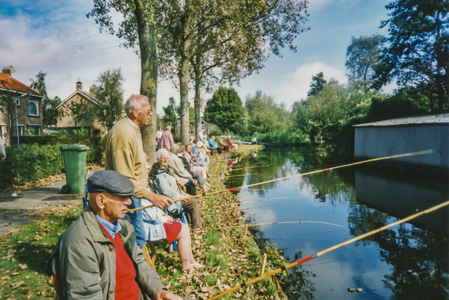 OVI-00002528 viswedstrijd voor ouderen tijdens kermisweek. overzicht langs de Achtersloot