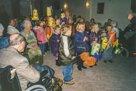 OVI-00002529 St Maartenfeest. de kinderen komen de lampionnen aan de ouderen laten zien in Ilpenhof