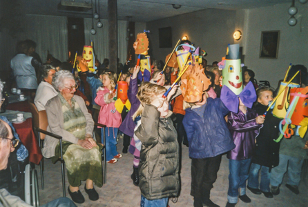 OVI-00002530 St Maartenfeest. de kinderen zingen voor de ouderen in Ilpenhof