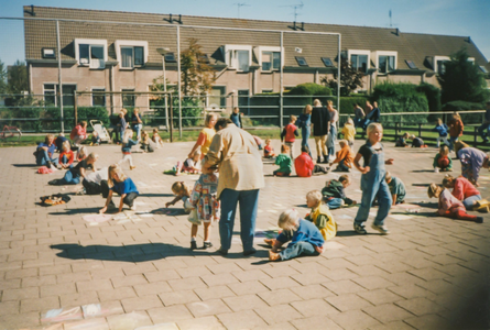 OVI-00002531 straattekenen op het trapveld Fuutstraat