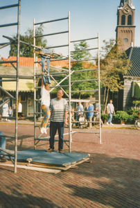 OVI-00002533 wedstrijdje 'spijkerbroek hangen' op het Dorpsplein