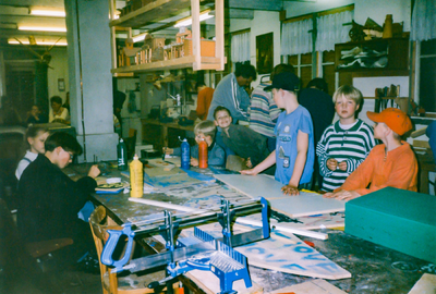 OVI-00002534 groep kinderen aan het knutselen bij de Hobbyclub. gebouw op de gemeentewerf