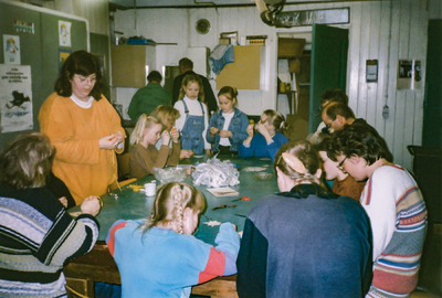 OVI-00002535 groep kinderen aan het knutselen bij de Hobbyclub. gebouw op de gemeentewerf