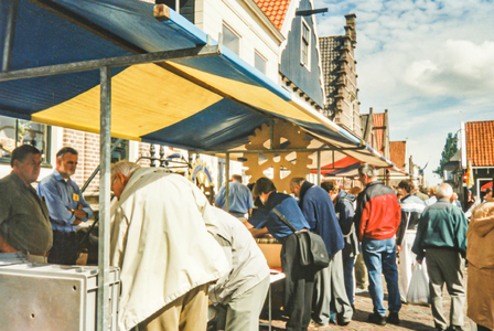 OVI-00002536 de kraam van OVI op de boekenmarkt in Monnickendam