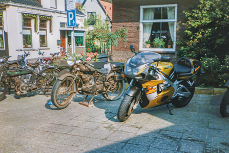OVI-00002547 oldtimer motoren tentoongesteld op plein voor Dorpshuis