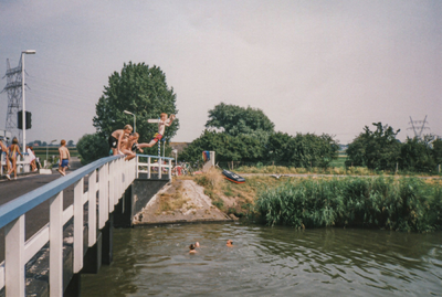 OVI-00002548 springen van de Hofbrug en zwemmen in de ringvaart op warme dag