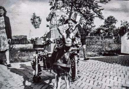 OVI-00002585 bevrijdingsfeest optocht, de bokkenwagen van fam Box